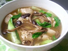 茶树菇冻豆腐汤